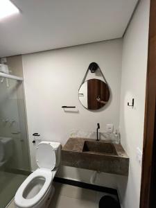 欧鲁普雷图Chalé Lírio do Campo的一间带水槽、卫生间和镜子的浴室