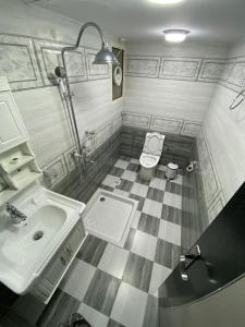 索哈尔Marina的一间带水槽和卫生间的浴室