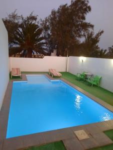 拉奥利瓦LA CALDERETA CASA RURAL的后院的蓝色灯光游泳池