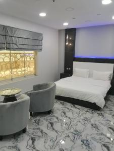 索哈尔Marina的酒店客房,配有一张床和两把椅子