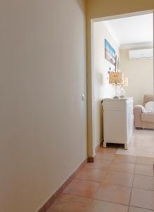 韦尔瓦Apartment Isla Canela Luxury的客房设有走廊,铺有瓷砖地板。
