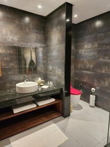 马拉喀什Villa de rêve à Marrakech的一间带水槽和卫生间的浴室