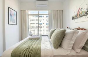 里约热内卢Jacarepaguá Residence - Quarto em apartamento的一间卧室设有一张大床和窗户