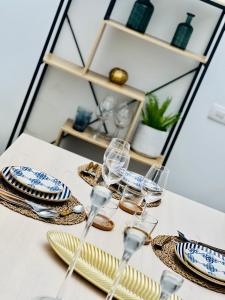 加拉奇科Bella Home的一张桌子,上面有酒杯和盘子