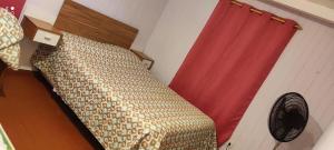 埃尔多拉多Estancia La Paulina的一间卧室配有床和红色窗帘