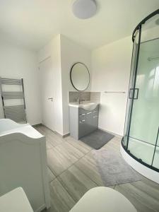 霍利Gatwick Deluxe En-suite Rooms的白色的浴室设有水槽和镜子