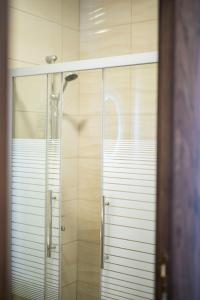 Ţāb Kirā‘Amman Sun Apartments的浴室里设有玻璃门淋浴