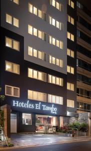 利马Hotel El Tambo 2的一座建筑上标有酒店标志的“三宝塔”
