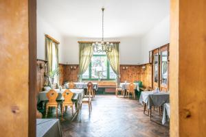 维也纳贝尔维特美泉宫酒店的一间带桌椅的用餐室和窗户。