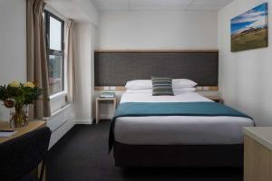惠灵顿Atura Wellington的酒店客房设有床和窗户。