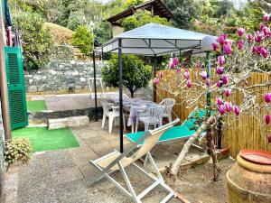 莱万托鲁里佛度假屋的花园的遮阳伞下的桌椅