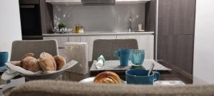 莱里亚Castelo Terrace Apartement的一张桌子,上面放着一盘糕点和蓝杯
