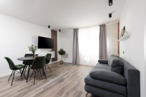 扎达尔Aura Exclusive Apartment & Room的客厅配有沙发和桌子