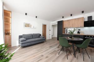 扎达尔Aura Exclusive Apartment & Room的客厅配有沙发和桌椅