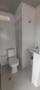 波帕扬ELVIAJERO HOSTAL的浴室配有白色卫生间和盥洗盆。