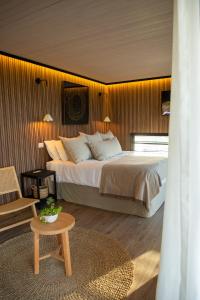圣克鲁兹Vibo Wine Lodge At Viu Manent的一间卧室配有一张大床和一张桌子