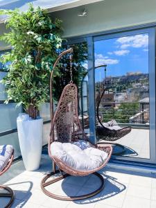 雅典Royalty Suites Psyrri的阳台上挂着两把藤椅