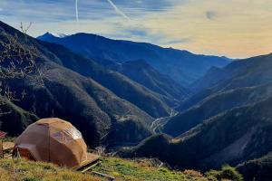 厄乌Les 3 Flocons Roure的山顶的帐篷,俯瞰着山谷