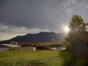 且乌塔Vista los Andes的天空中阳光下的田野景色