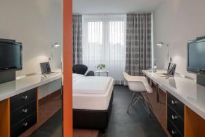 诺伊斯杜塞尔多夫/诺伊斯德林特克格斯酒店的一间酒店客房,配有一张床和一台电视