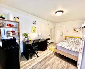 西雅图Micro Studio Apartment 10 Minutes Walk to University of Washington的一间卧室配有书桌、一张床和一张书桌