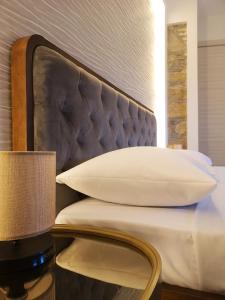 皮亚扎-阿尔梅里纳Panorama Suite的一张带床头板的床、一个枕头和一盏灯