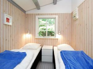 瓦伊比Holiday Home Lindehøjen的小型客房 - 带2张床和窗户