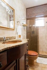 里约热内卢Jacarepaguá Residence - Quarto em apartamento的浴室配有卫生间、盥洗盆和淋浴。