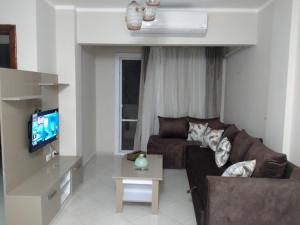沙姆沙伊赫2 Bedroom Apartment with pool view的带沙发和电视的客厅