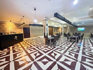 巴库Istanbul Gold Hotel的大堂设有桌椅,位于几何楼层