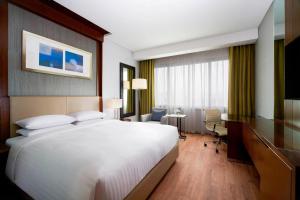 首尔首尔时代广场万怡酒店的酒店客房设有一张大床和一张书桌。