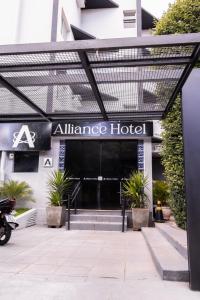 巴乌鲁Alliance Hotel的公寓酒店的入口入口