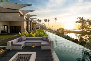 圣维森特The Hotel Elizabeth Resort and Villas - Long Beach San Vicente Palawan的享有无边游泳池和日落美景的别墅
