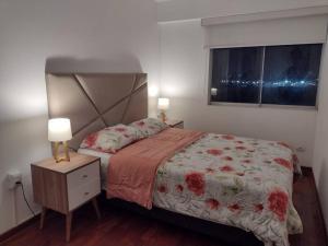 利马Apartment 4 Rent - Av. San Borja Norte Cdra 7的一间卧室配有床、床头柜和窗户