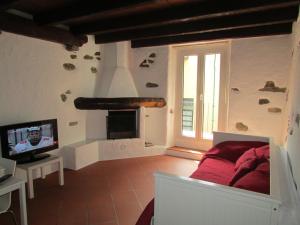 阿斯科纳卡萨索特阿尔萨斯公寓的客房设有床、电视和窗户。