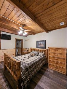 Devils TowerThe Lodge at Devils Tower的一间卧室设有一张床和木制天花板