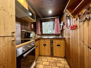 索尔布罗特拉卡巴尼酒店 的厨房配有木制橱柜、水槽和窗户。