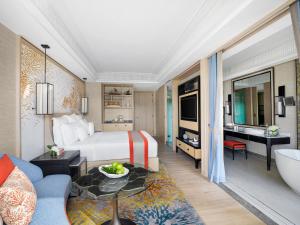 卡马拉海滩InterContinental Phuket Resort, an IHG Hotel的酒店客房设有一张特大号床和一间浴室。