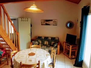 滨海雅尔Maison Jard-sur-Mer, 3 pièces, 5 personnes - FR-1-485-78的一间带桌子和沙发的用餐室