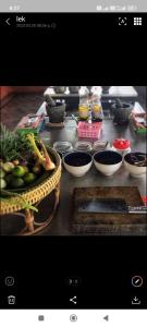 奥南海滩Baan Thara Guesthouse的桌上放着一碗水果和蔬菜
