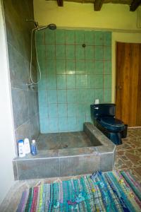 莫姆皮切Paraiso Perdido的一间带卫生间和浴缸的浴室