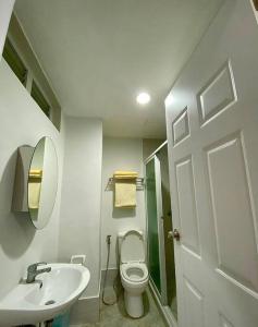 PusokThe Nearest Studio from MactanAirport with Disney+的一间带卫生间、水槽和镜子的浴室