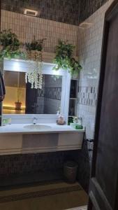 吉达Modernistic Antique Stay的一间带水槽和镜子的浴室