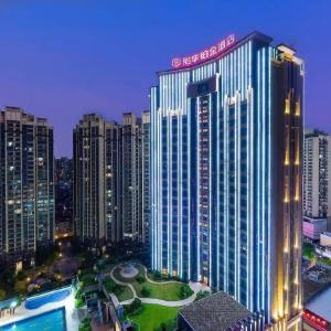 惠州惠州裕华铂金酒店的城市中一座大建筑的景观
