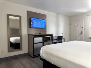 奥斯汀奥斯汀美国最有价值旅馆的配有一张床和一台平面电视的酒店客房