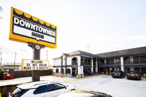 休斯顿Downtowner Inns - Houston Downtown & Convention Center的停车场前的市中心旅馆标志