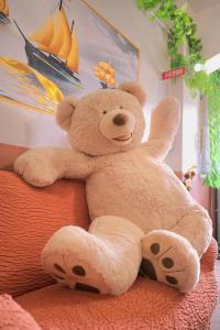 大阪Yoshi Toku的坐在沙发上的大型泰迪熊