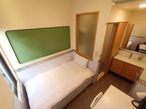 台北卡乐町旅店 的小房间设有床和绿色的墙壁