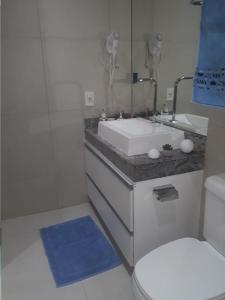 巴西利亚Unidade Executiva Luxo 33m²的一间带水槽、卫生间和镜子的浴室