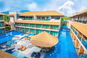 丽贝岛Ananya Lipe Resort的享有酒店空中美景,设有游泳池